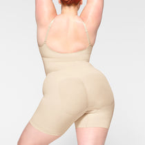 A seamless look with @skims Sculpting Short Mid Thigh Shorts and