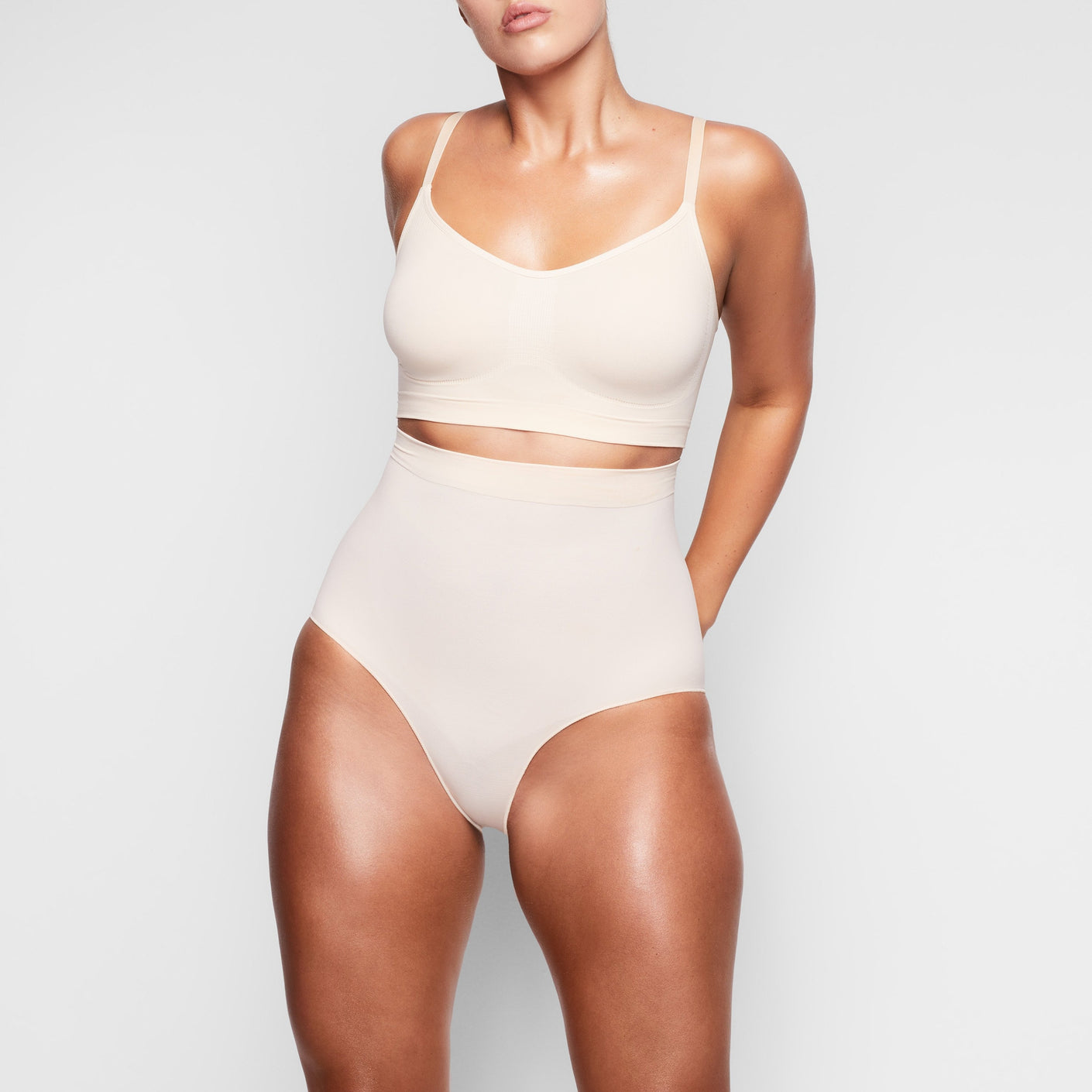 https://cdn.shopify.com/s/files/1/0259/5448/4284/products/SKIMS-SHAPEWEAR-SH-MWB-0101-SND-C-FR_48877d56-43e6-4a96-85e7-f5f7514f82f6.jpg?v=1682103155&width=1410&height=1410