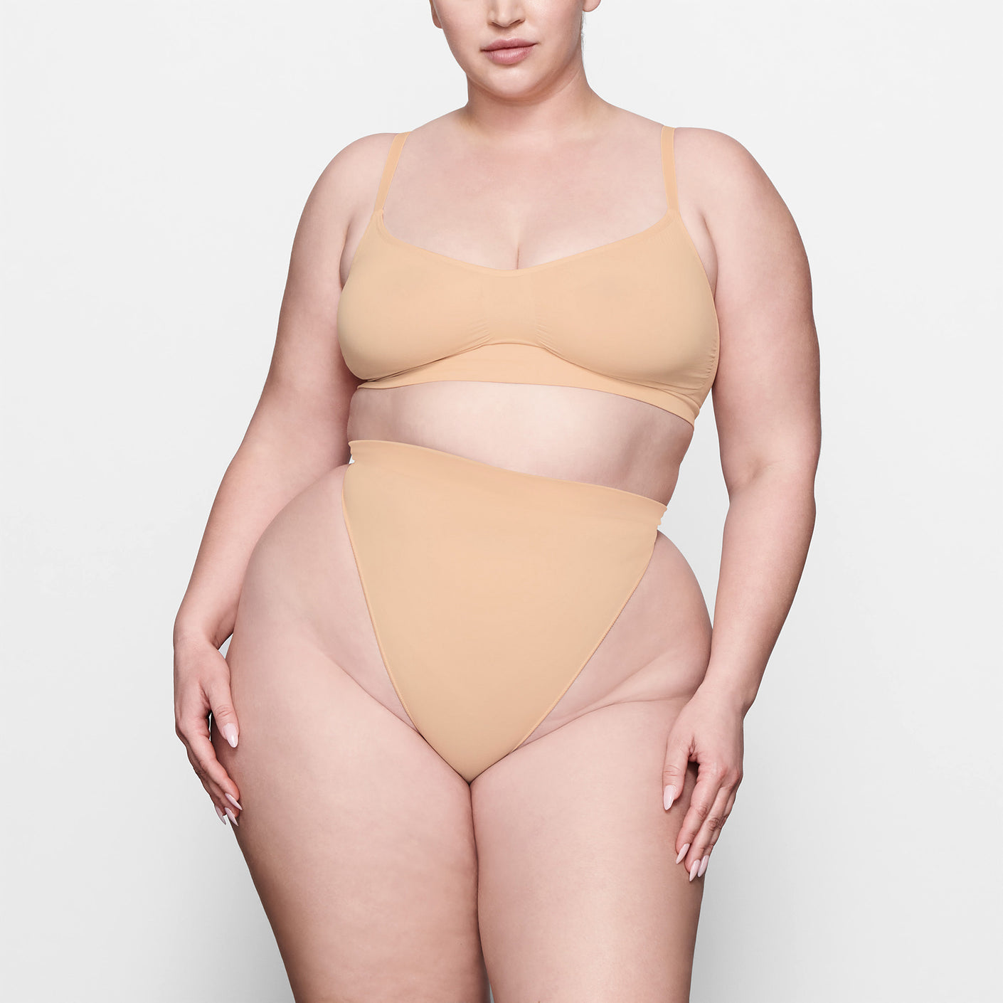 https://cdn.shopify.com/s/files/1/0259/5448/4284/products/SKIMS-SHAPEWEAR-SH-MWT-0198-MC-OCH_FR_8da5d69d-41be-4cc8-b741-938cb78fc9b8.jpg?v=1682104226&width=1410&height=1410
