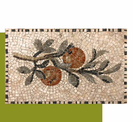 Un vassoio di tessere di mosaico e stucco per realizzare l'ia