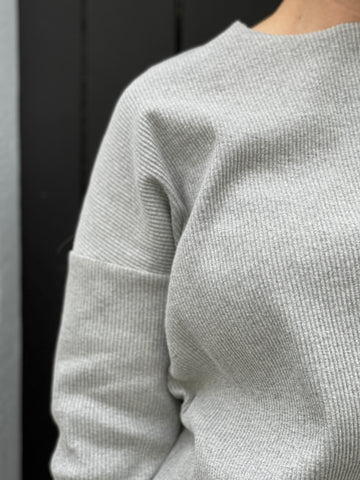 a close up of the seam connecting the sleeve to the body. A dropped shoulder. 