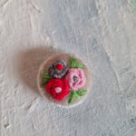 Smukke håndlavede knappet - Hårpynt med blomster og perler til bryllup, konfirmation og fest