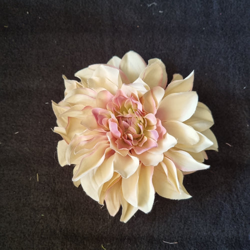 Stor dahlia i creme og pink - Hårpynt med blomster og perler til bryllup, konfirmation og fest