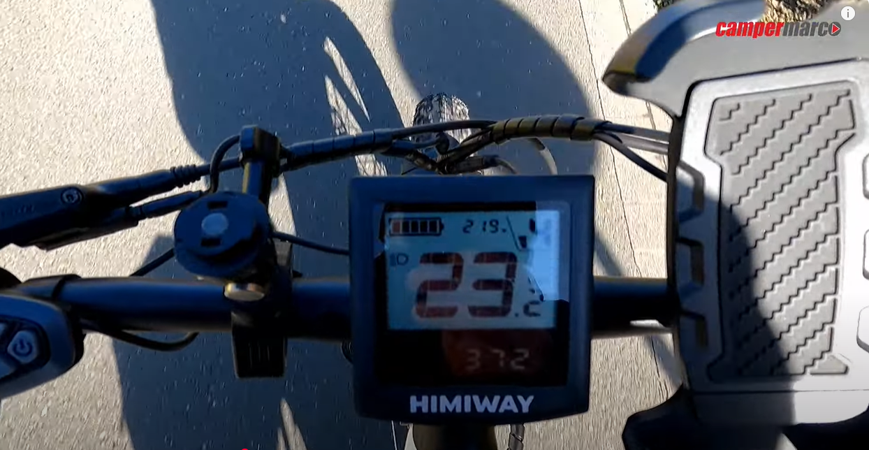 Himiway Zebra meistert eine Steigung