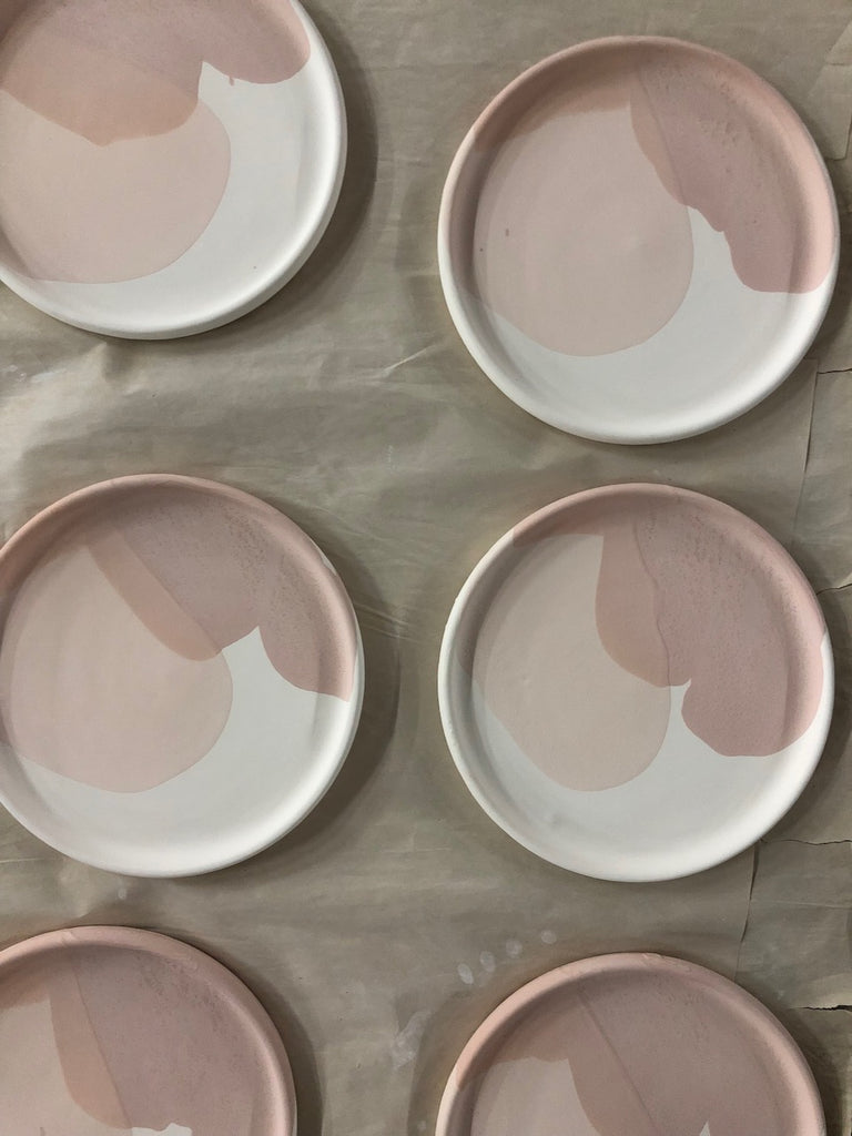 Hand glazing handmade ceramics by Palinopsia