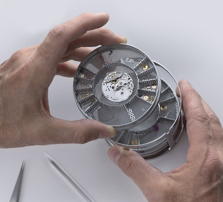 rolex-servicing-procedure-cleaning-the-movement_portrait