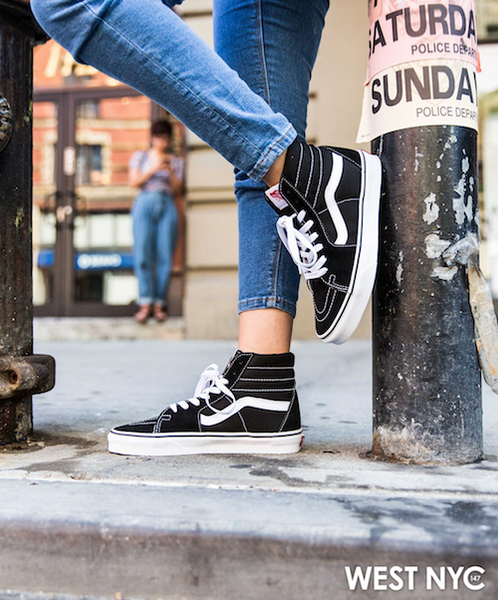 outfit with black and white vans