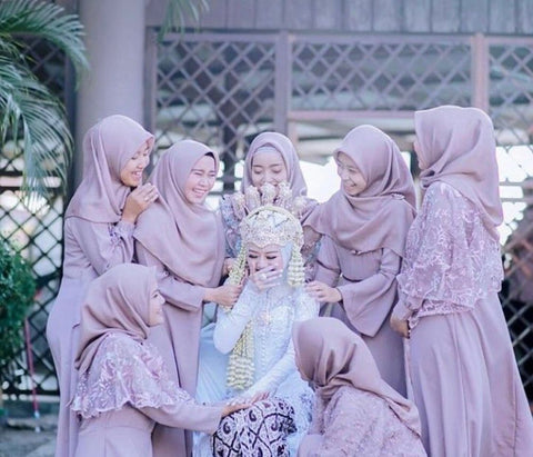 Bridesmaid wearing lilac moira kurung posed around the bride