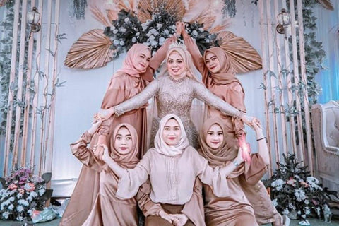 Bridesmaid wearing brown moira kurung