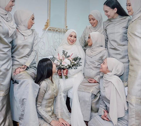 Bridesmaid wearing gray moira kurung