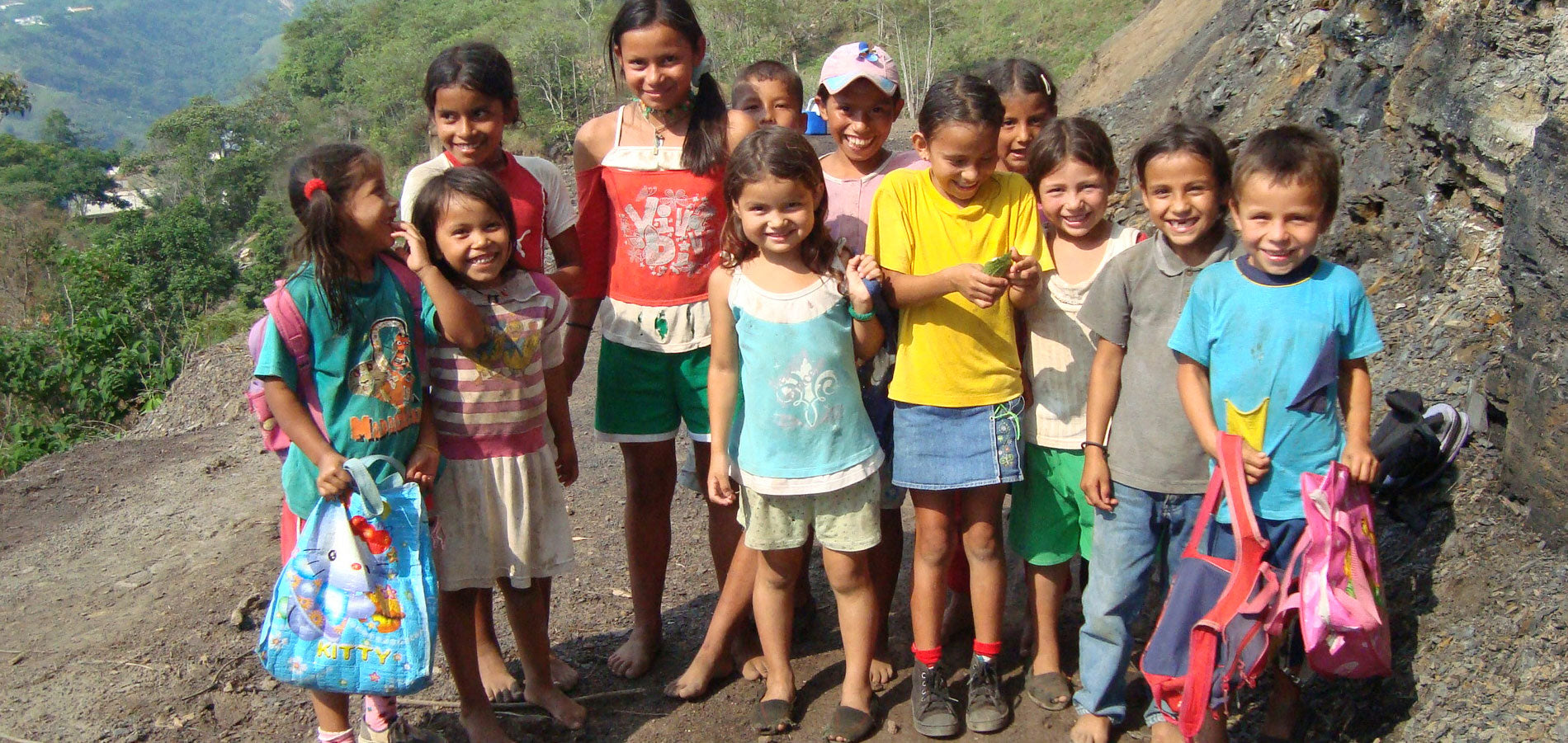Der Bildungsfond MAXIM wird von der Kinderhilfsorganisation Fundación Pies Descalzos unterstützt, die von der kolumbianischen Sängerin Shakira 1997 ins Leben gerufen wurde. Die Nichtregierungsorganisation setzt sich für Kinder in Kolumbien ein, die in Armut leben beziehungsweise Opfer von Gewalt wurden.