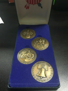 Vintage Set of 4 United States Bicentennial Medals in Nice Case 1776-1976 -3636