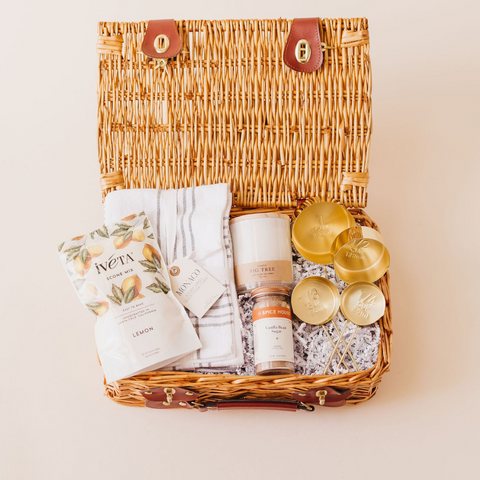 https://cdn.shopify.com/s/files/1/0260/4135/2226/files/mother_s-day-gift-basket-ideas-lavender-and-pine-gifting_480x480.png?v=1681313553