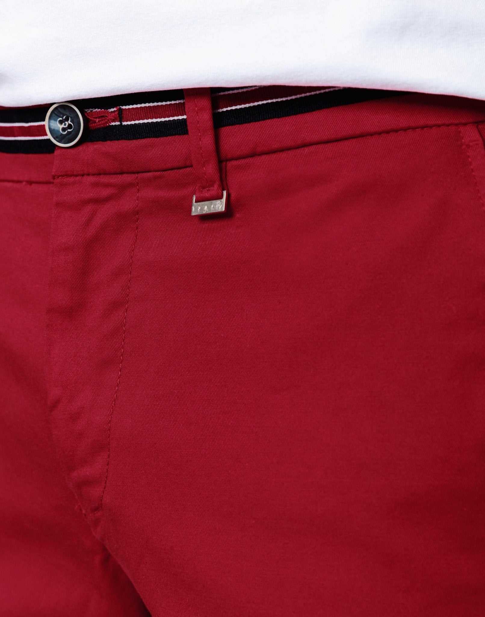 Sporty chic red Bermuda shorts