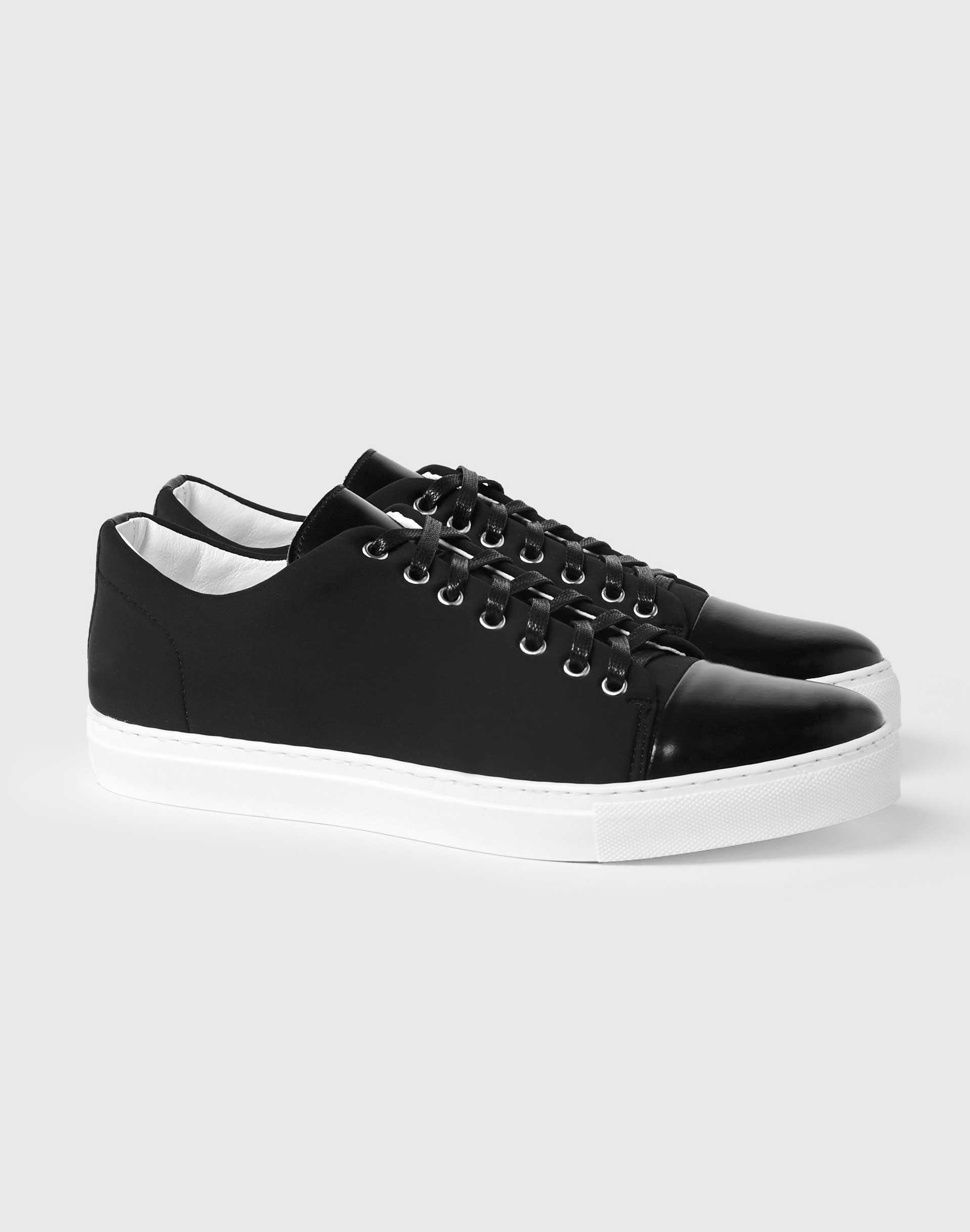 Black city sneaker