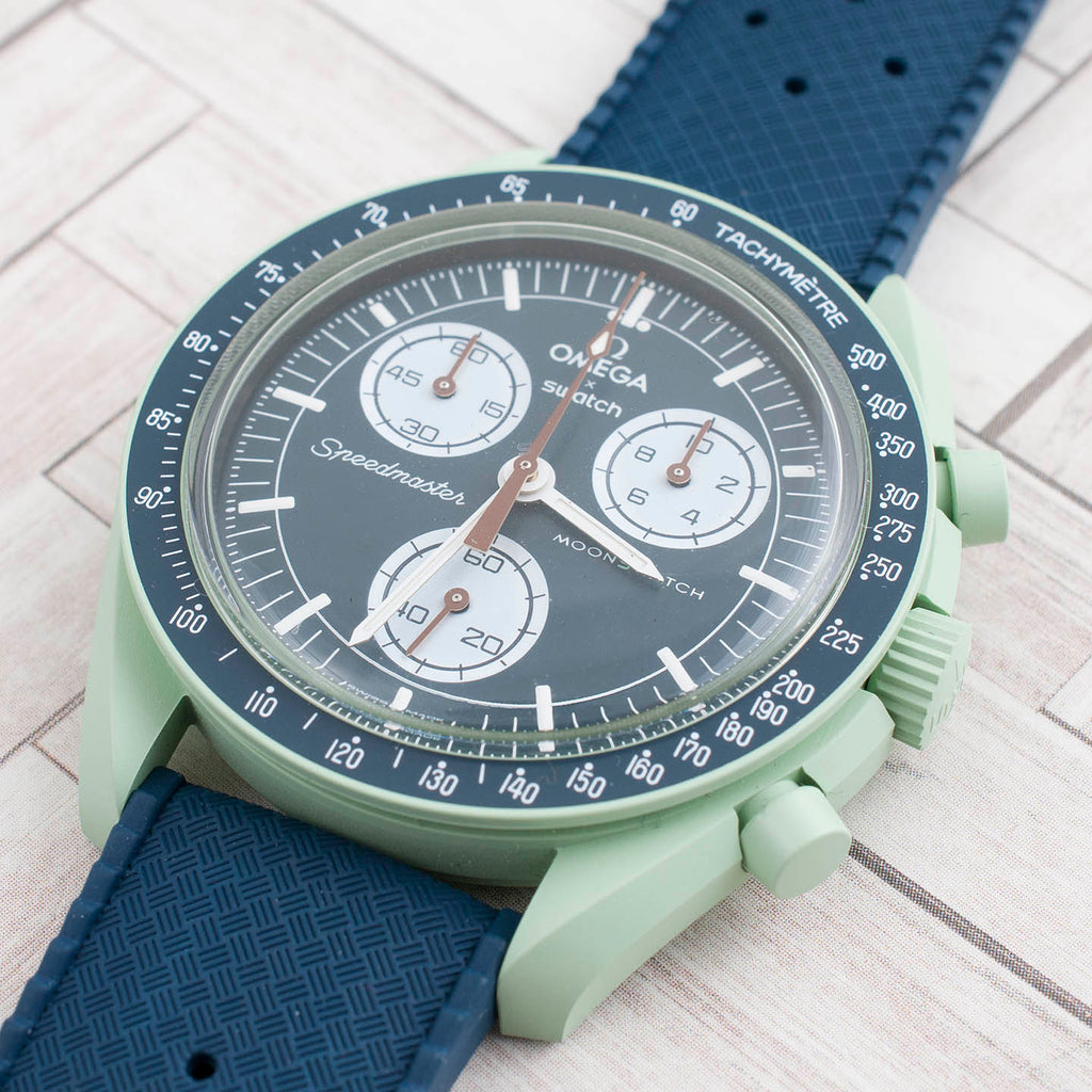 Swatch x Omega Moonswatch Mission On Earth Watch Review SO33G100 retro vintage tropical strap blue fkm rubber