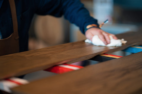 Finishing a coffee table with colorful accents with Oil Plus 2C pure