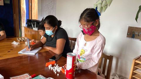 Children and a teacher studying in the Aynimundo organization