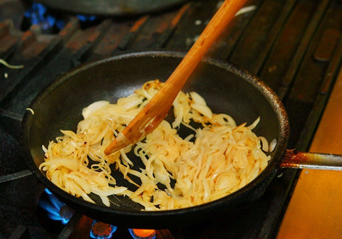學會兩招秘技 煮出香濃日式咖喱 洋蔥炒至金黃色