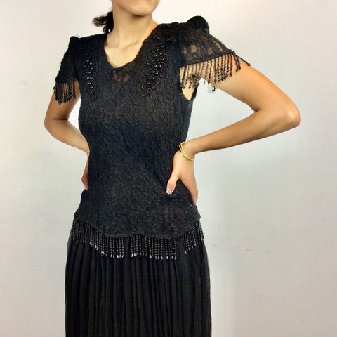 1980s manches courtes en dentelle noire avec frange perlée robe mi-longue moyenne