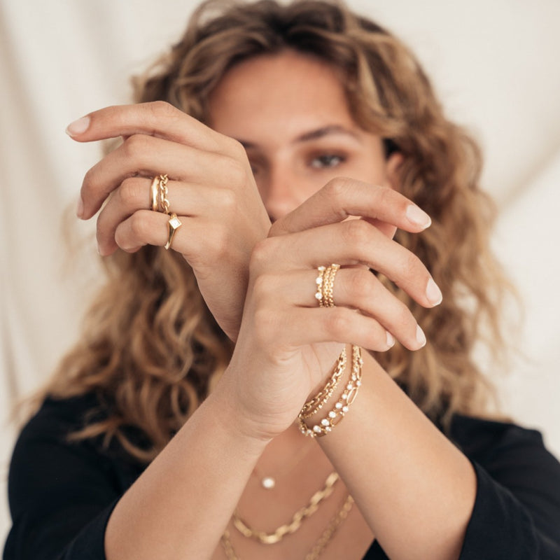 Mini Knife Edge Chain Ring with diamond center - Lizzie Mandler