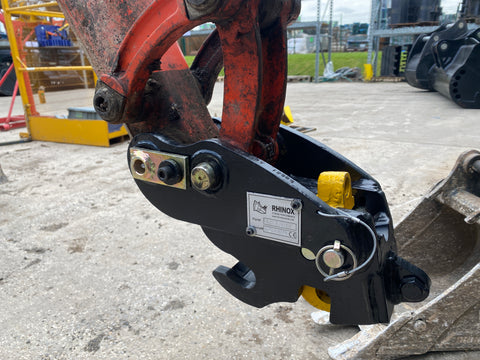 Rhinox manual quick hitch fixed to the end of the dipper arm