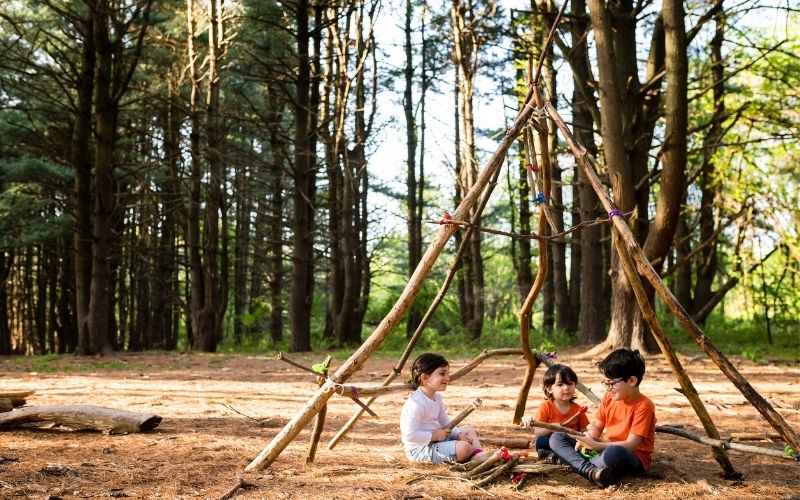 Hutten en tenten bouwen met kinderen met gebruik van stick-lets verbindingsstukken