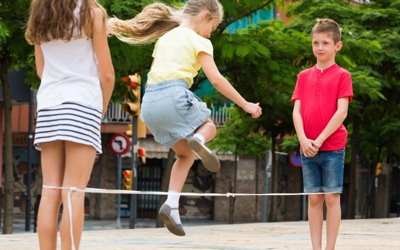 Elastieken op het schoolplein in de tuin of speeltuin