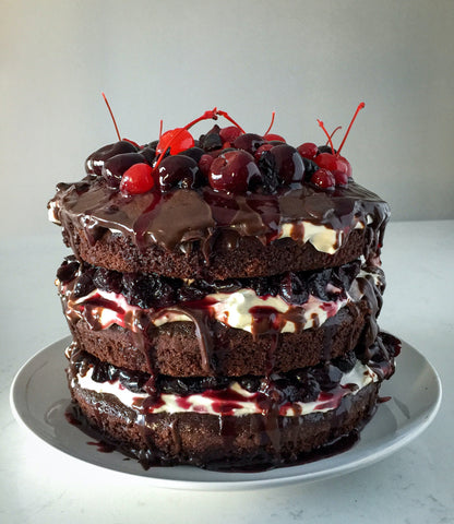 Schokokuchen mit Kirschen und viel Schokoguß