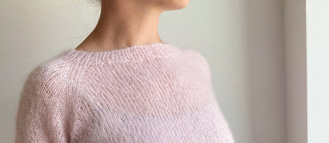 Lyserød sweater strikket i silk mohair efter almaknit strikkeopskrift