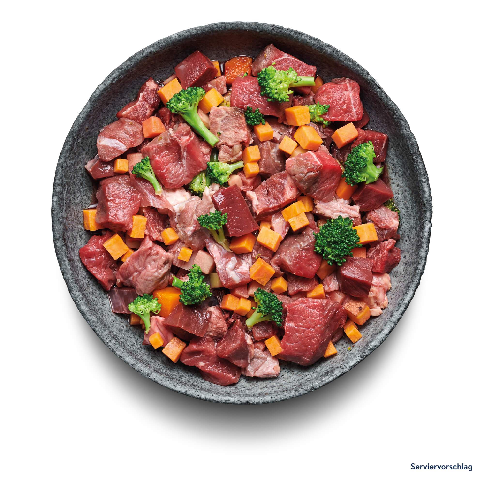 Schale mit Rindfleisch (in Stücken), Brokkoliröschen, Süßkartoffel- und Kürbiswürfeln. Serviervorschlag