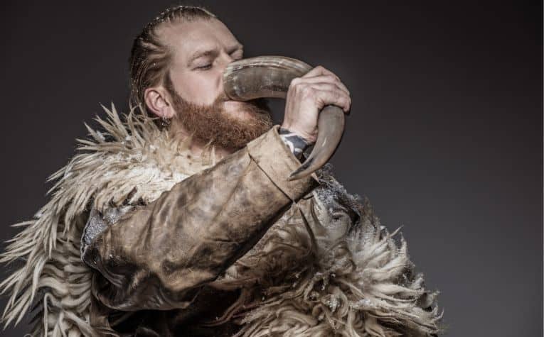Cuerno vikingo decorado para beber de Ragnar Lodbrok con soporte para el  cinturón