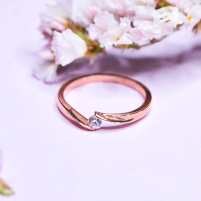 Anillo de promesa significado; anillo en oro dorado de diseño sencillo y con piedra pequeña
