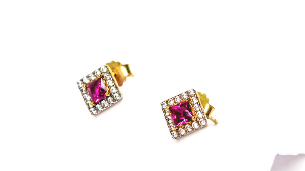 Broqueles diamante de oro amarillo, en forma cuadrada con piedra rosa centra.