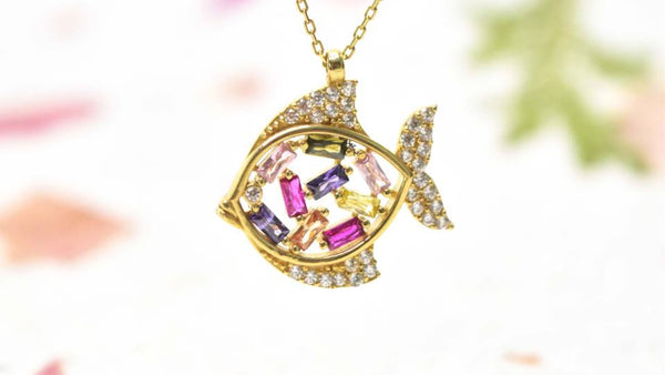 Joyas de oro; collar en forma de pescado con incrustación de zirconias de colores