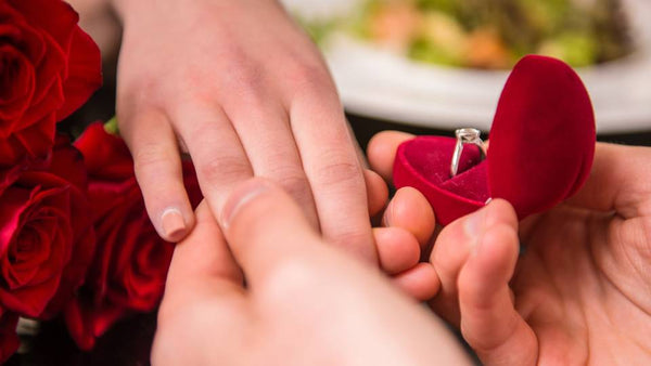 Propuesta de matrimonio, con anillo de la joyería Fidanzza, define el presupuesto.