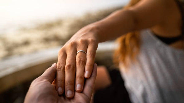 Propuesta de matrimonio, con anillo de oro blanco de joyeria findamzza.