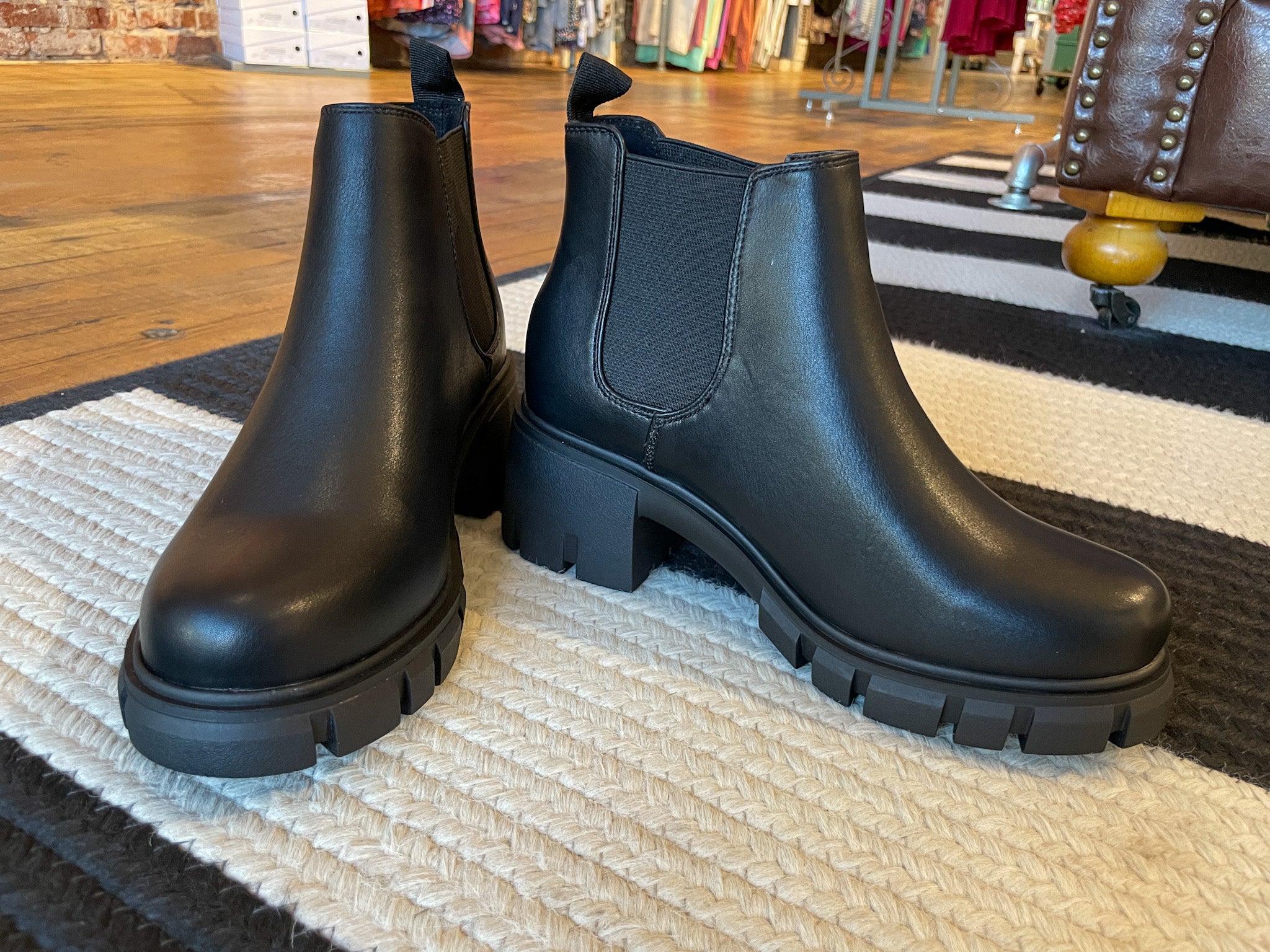 Clapton Chelsea Boots in Black – Belles and Whistles Boutique