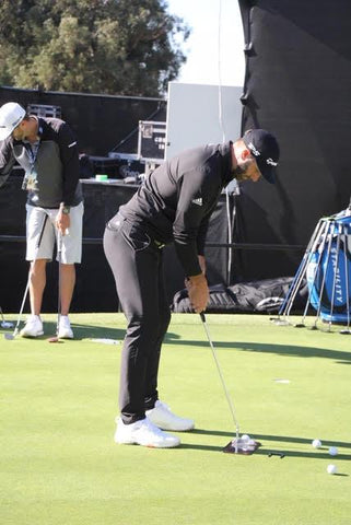 Der FedEx Champion - Dustin Johnson mit dem Putting Alignemnt Mirror