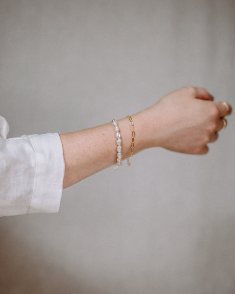 Pearl and gold bracelet on a woman's wrist 