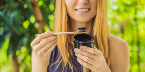 una mujer sonriendo muestra sus dientes blanqueadores