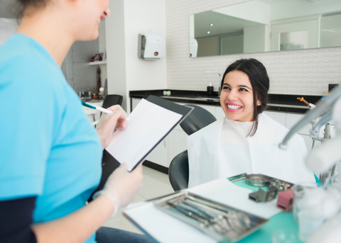 una mujer tiene problemas de higiene bucal y salud dental