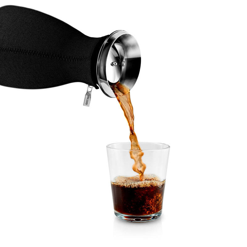 https://cdn.shopify.com/s/files/1/0262/2226/4423/products/567667_CafeSolo_black_1l_pouring1_HIGH_v3_800x.jpg?v=1637802582