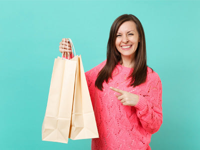 Mujer feliz con su bolsa biodegradable