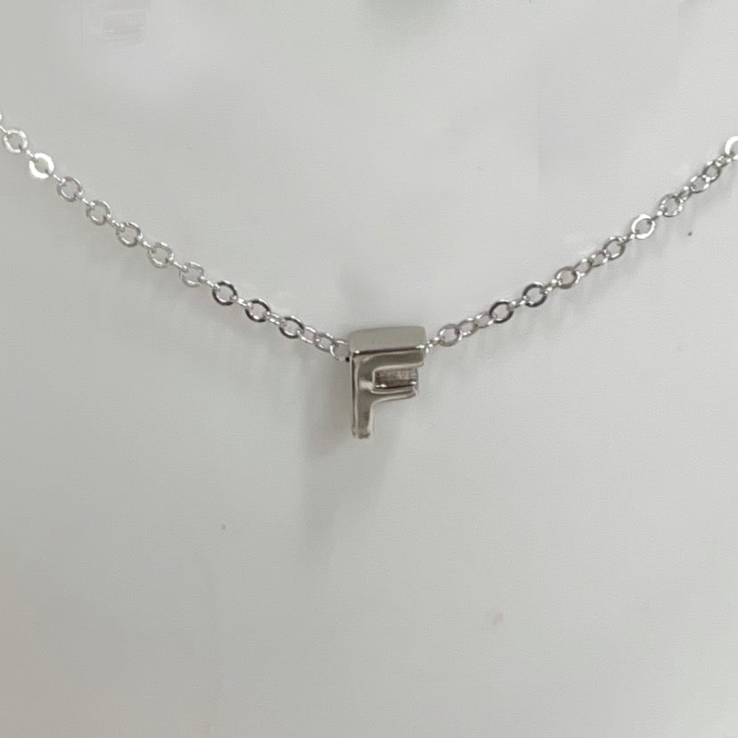 Collar de plata con inicial de nombre para – Joyeria Zeller