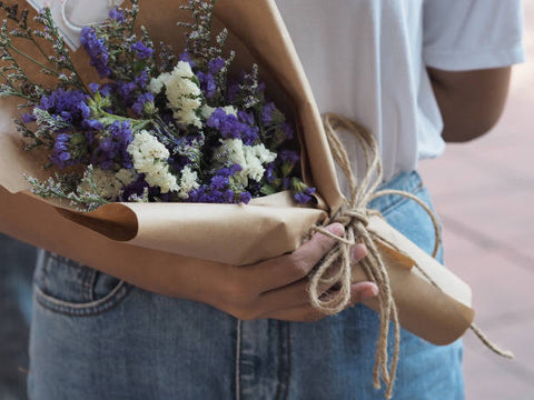 おしゃれな花束で笑顔に 女友達への誕生日プレゼントの贈り方 ブーケ 花束の通販 Lifft