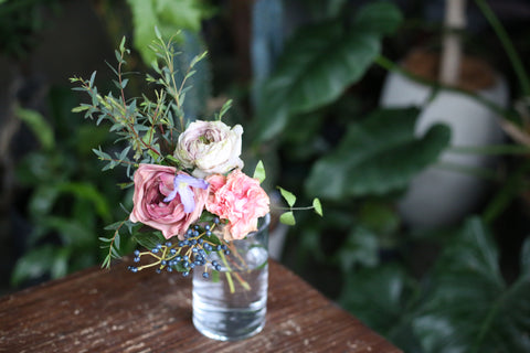 ピンクのバラとガラスの花瓶