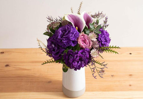 紫のトルコキキョウの花束