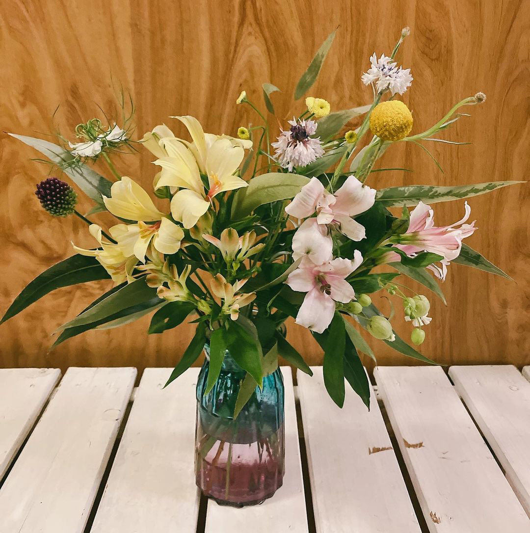 透明な花瓶に薔薇の花