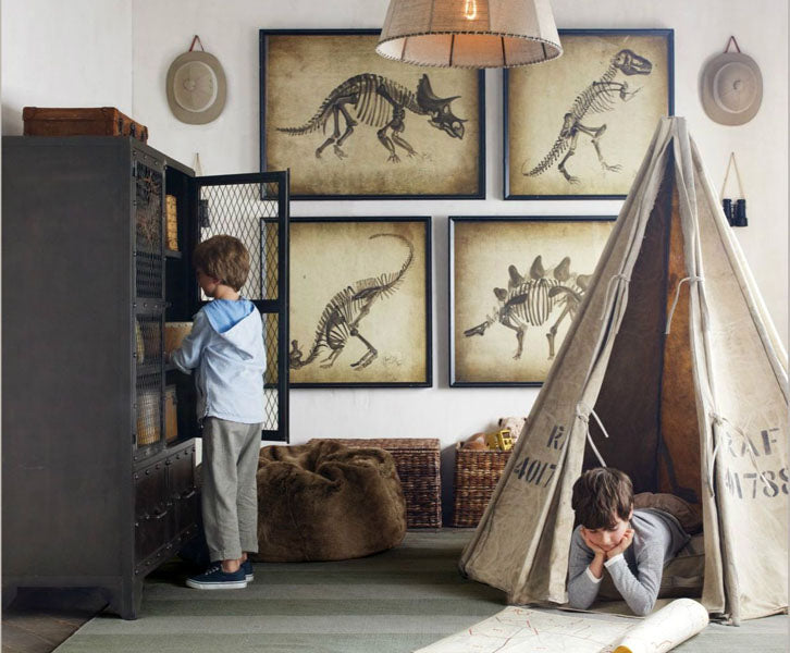 Idée déco murale vintage pour chambre d'enfant avec des cadres photos de squelettes d'animaux préhistoriques